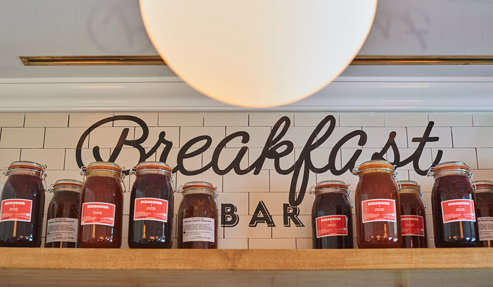 Étagère avec écriture "Breakfast BAR"